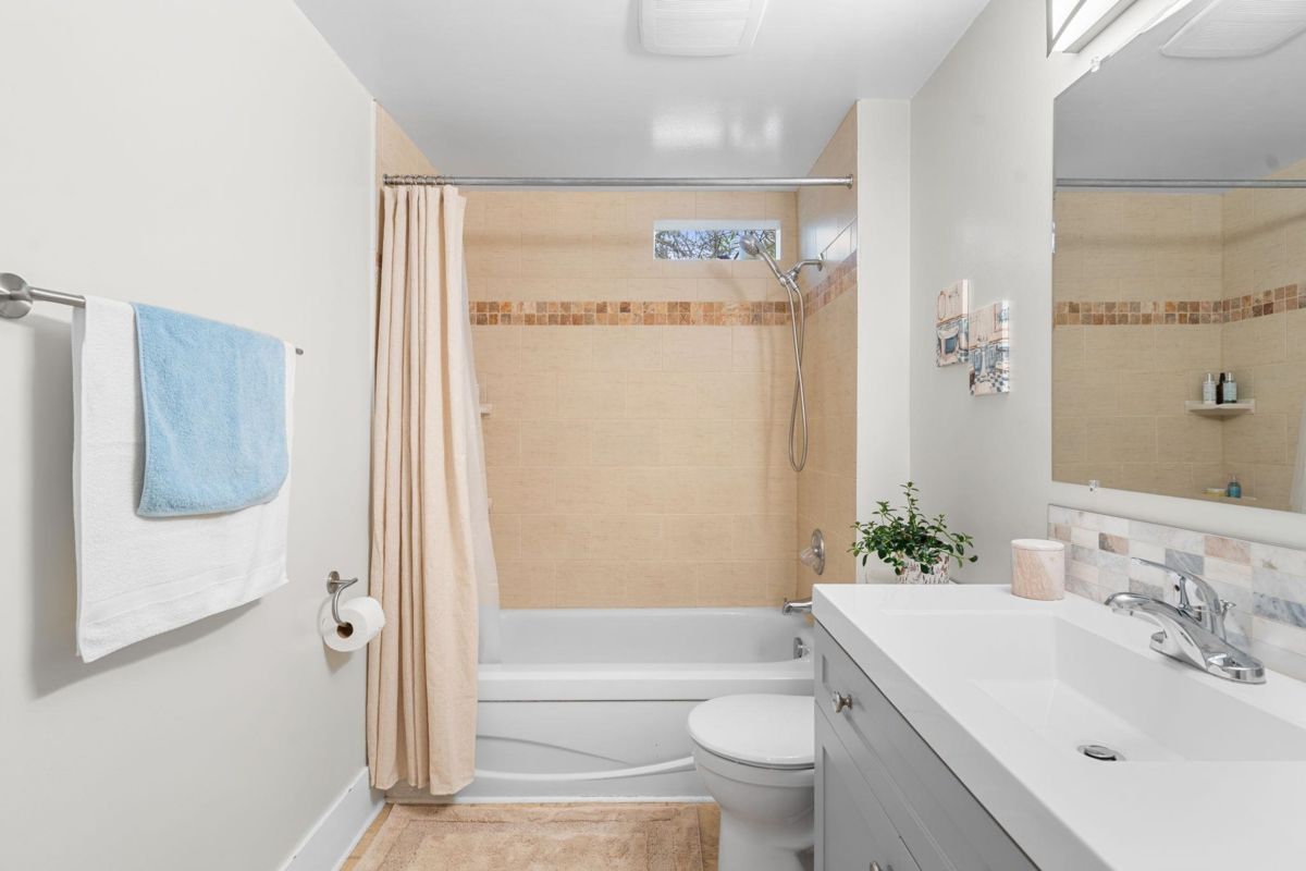 Basement Recreation Room Photo of 163 E Kings Road, North Vancouver, BC