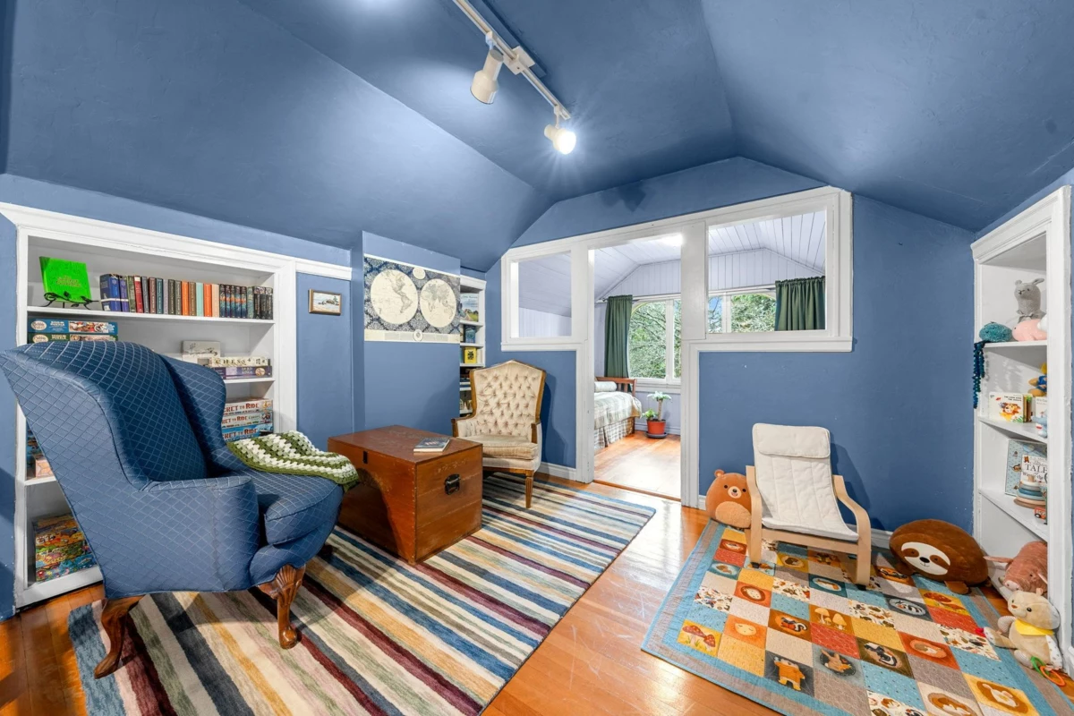 Entry Foyer Photo of 163 E Kings Road, North Vancouver, BC