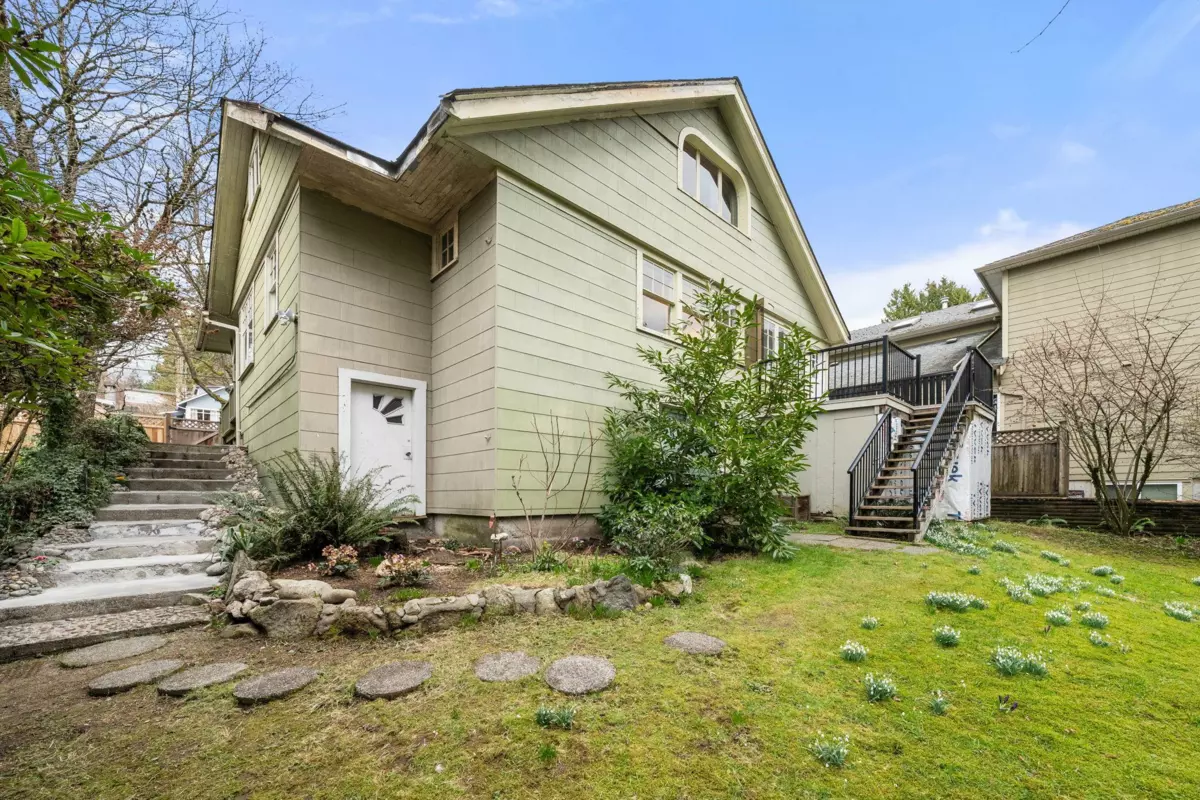 Garden / Landscaping Photo of 163 E Kings Road, North Vancouver, BC