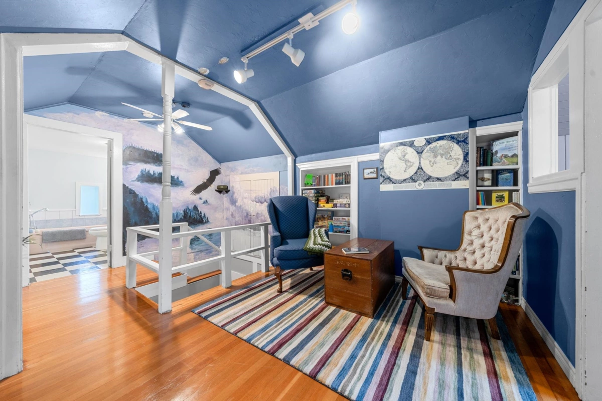 Hallway Photo of 163 E Kings Road, North Vancouver, BC