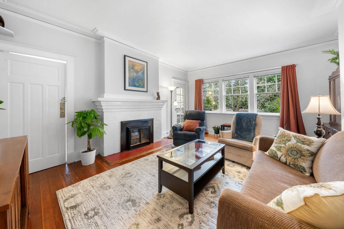 Kitchen Island Photo of 163 E Kings Road, North Vancouver, BC
