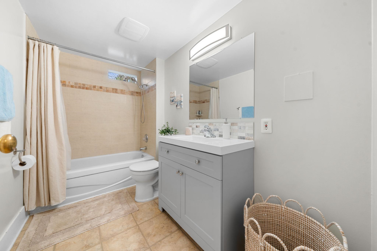 Laundry Room Photo of 163 E Kings Road, North Vancouver, BC