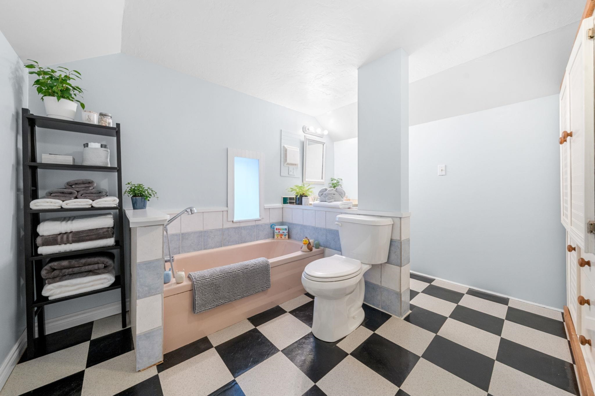 Outdoor Deck Photo of 163 E Kings Road, North Vancouver, BC