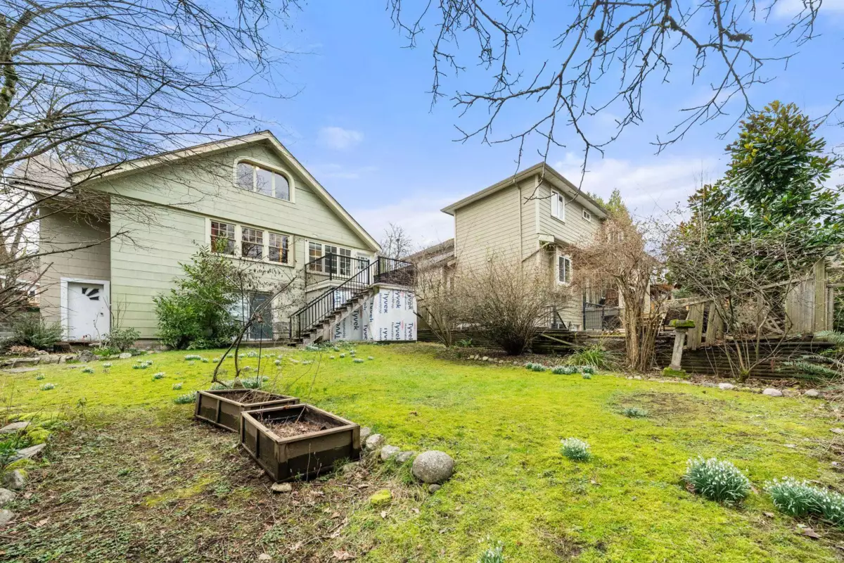 Swimming Pool Photo of 163 E Kings Road, North Vancouver, BC