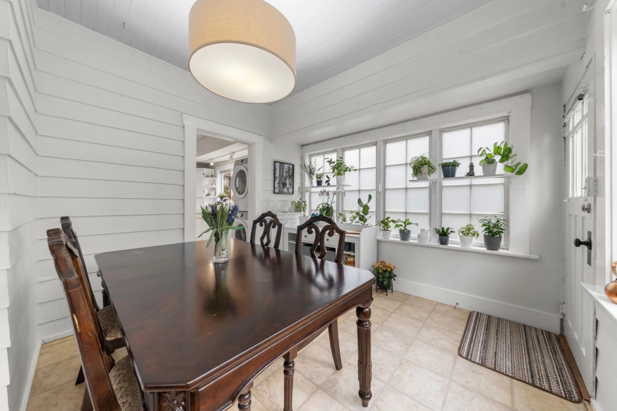 Walk-In Closet Photo of 163 E Kings Road, North Vancouver, BC