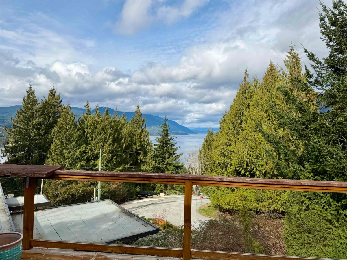 Living Room Photo of 5808 Skookumchuk Road, Sechelt, BC