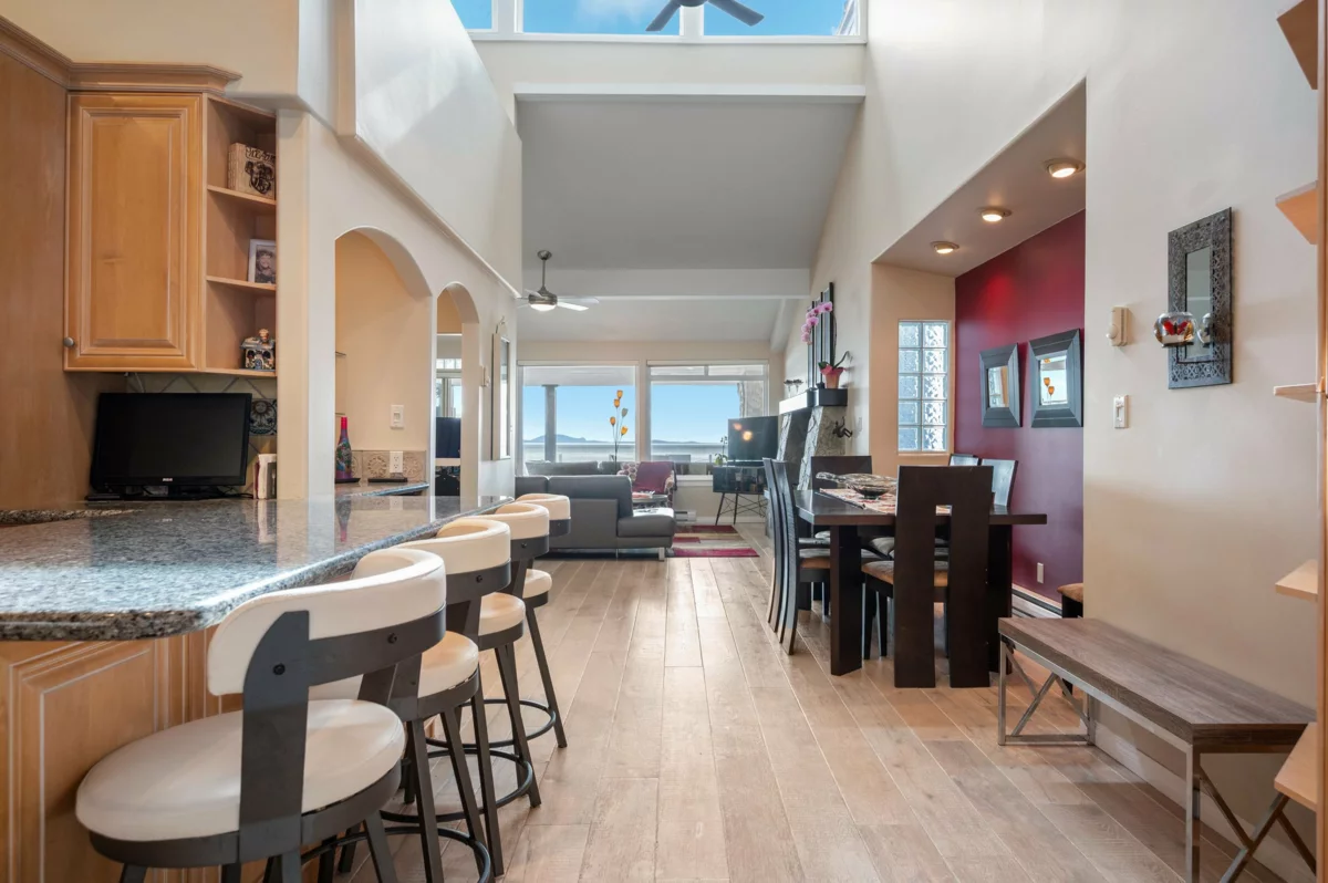 Dining Area Photo of 15456 Columbia Avenue, White Rock, BC