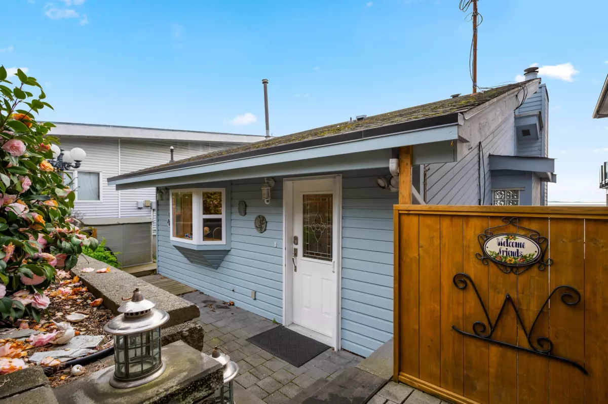 Family Room Photo of 15456 Columbia Avenue, White Rock, BC