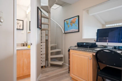Mudroom Photo of 15456 Columbia Avenue, White Rock, BC
