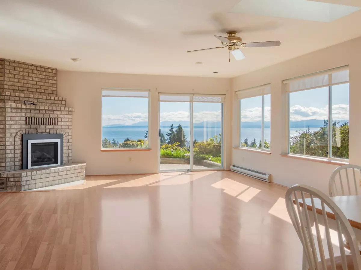 Living Room Photo of 5160 Ridgeview Drive, Sechelt, BC