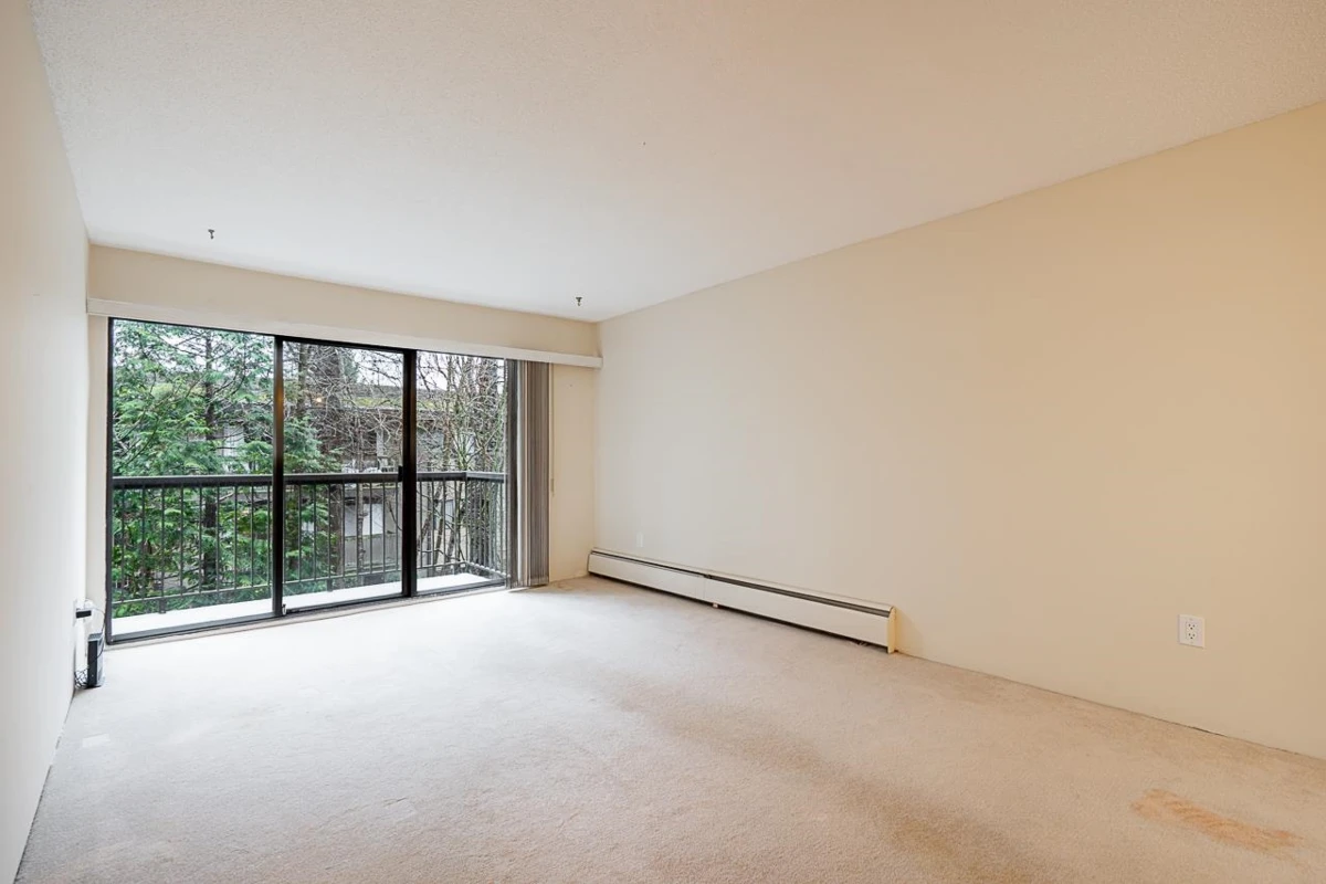 Living Room Photo of 208 15020 North Bluff Road, White Rock, BC
