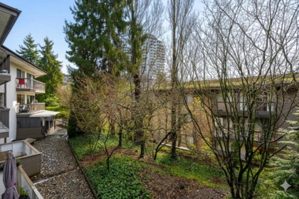 Outdoor Kitchen Photo of 208 15020 North Bluff Road, White Rock, BC