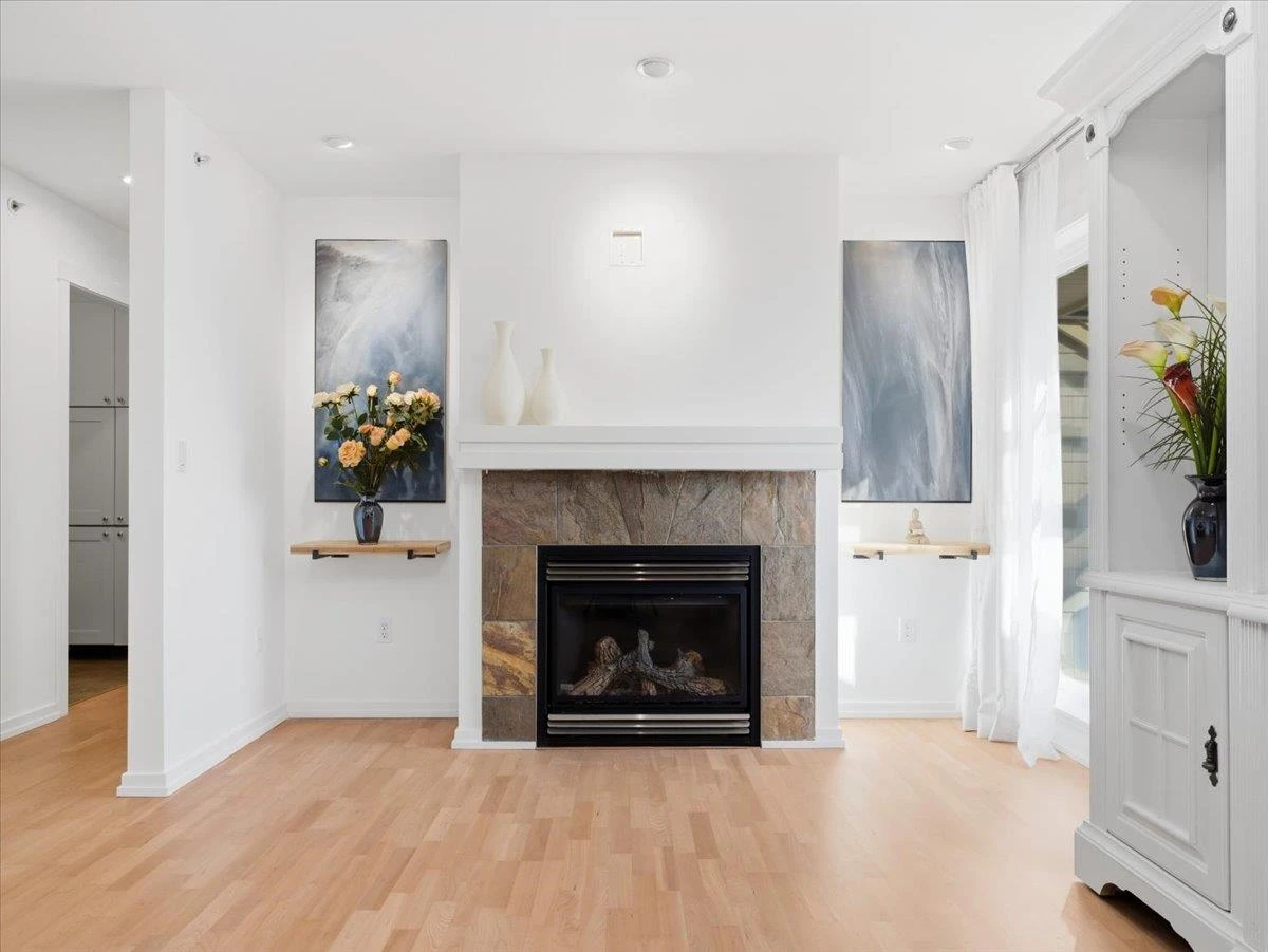 Dining Area Photo of 409 15621 Marine Drive, White Rock, BC