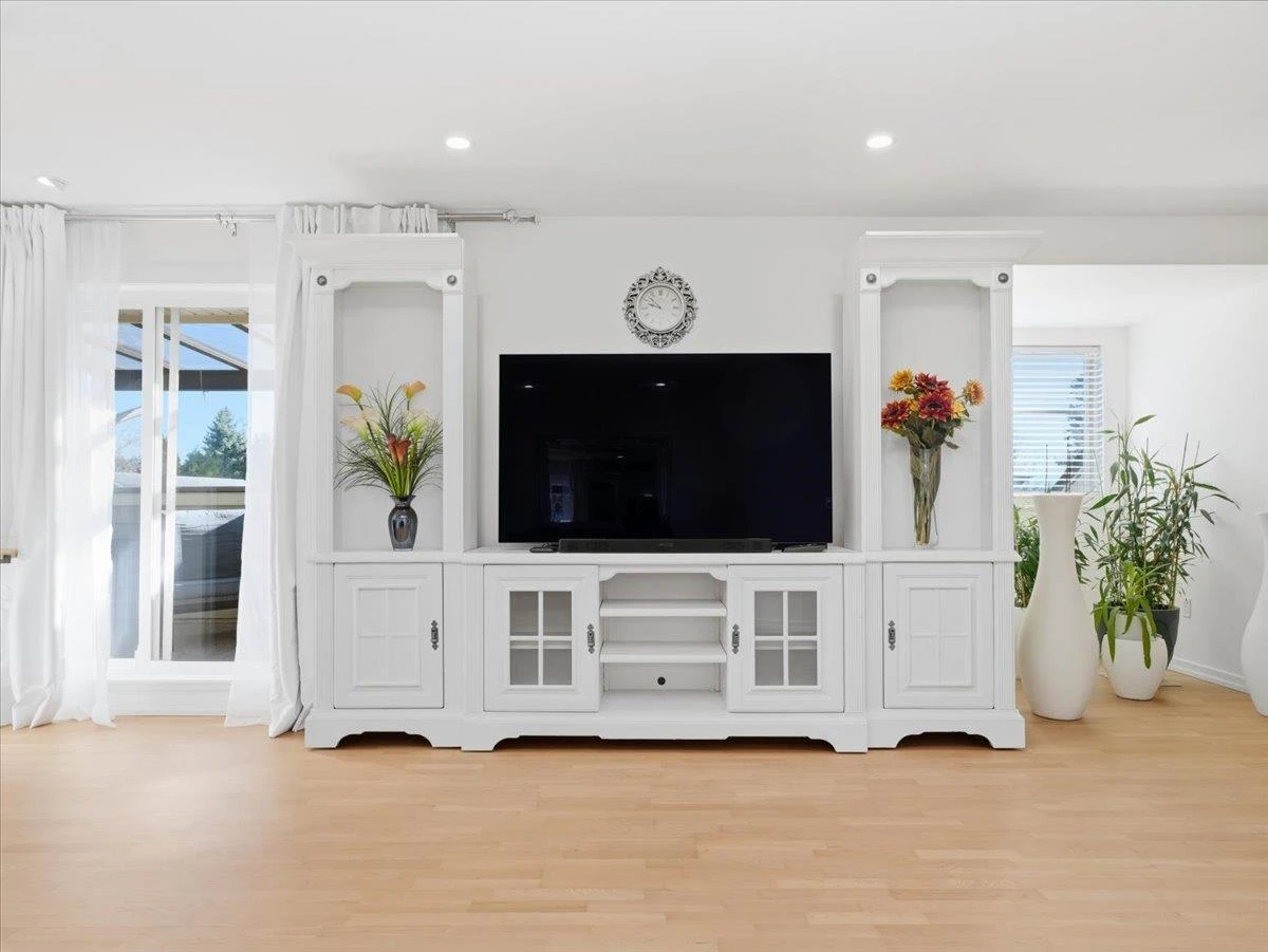 Family Room Photo of 409 15621 Marine Drive, White Rock, BC