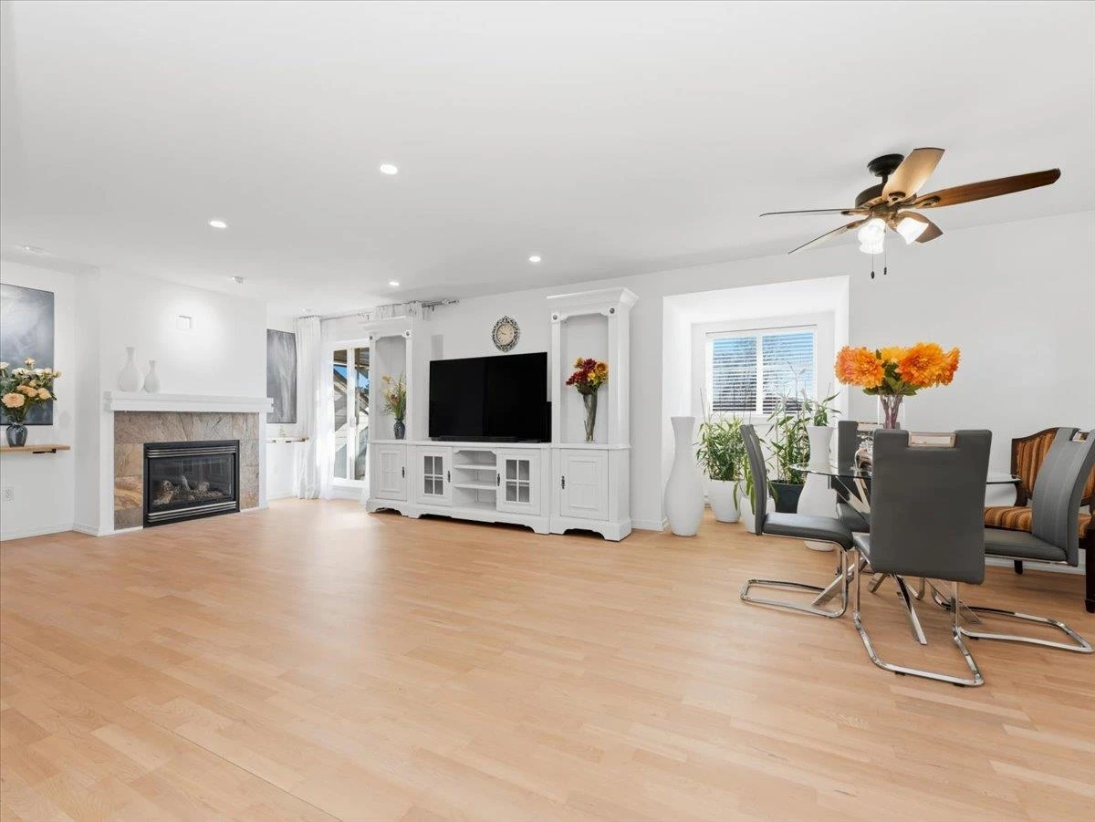 Living Room Photo of 409 15621 Marine Drive, White Rock, BC