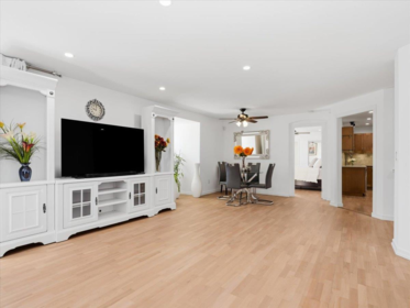 Kitchen Island Photo of 409 15621 Marine Drive, White Rock, BC