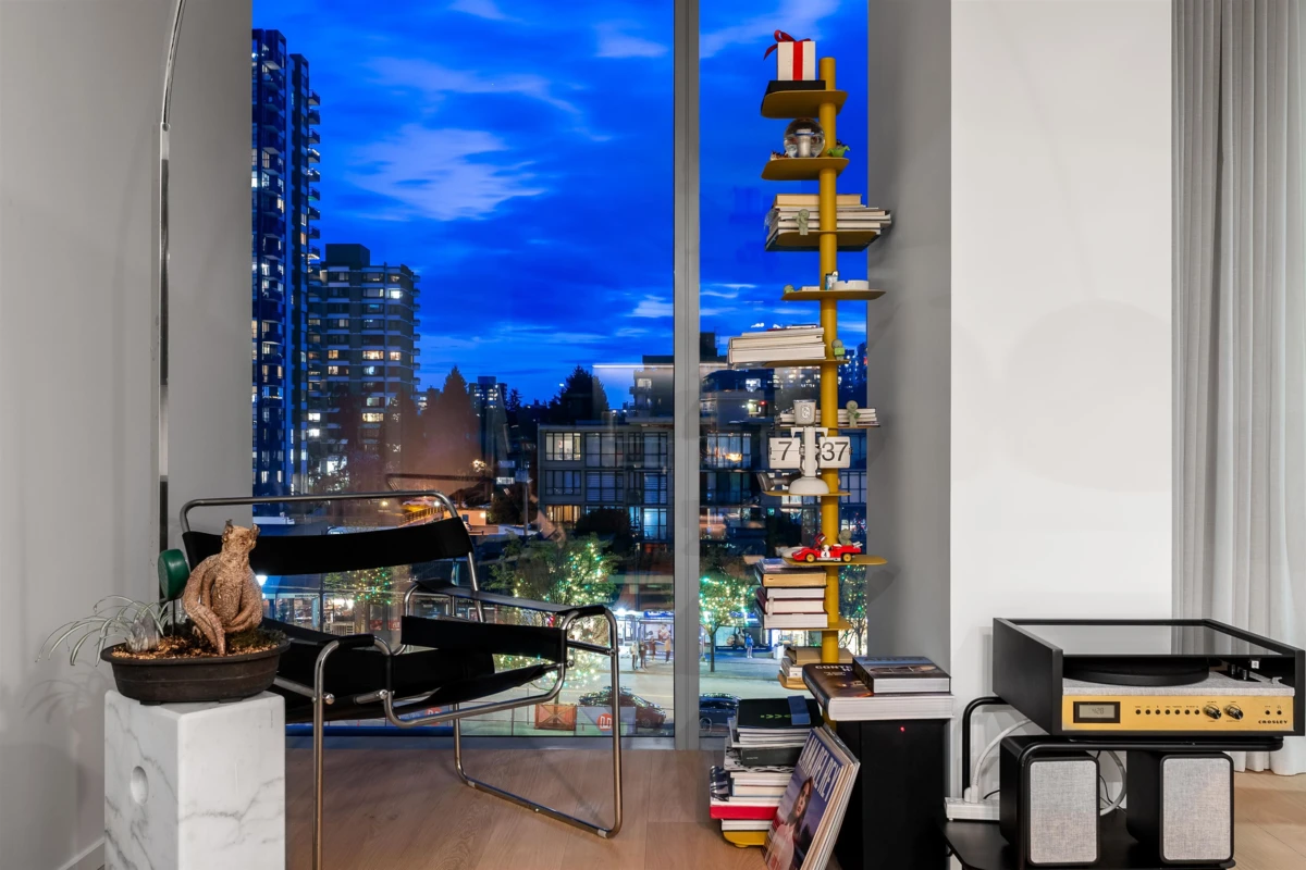 Dining Area Photo of 708 1568 Alberni Street, Vancouver, BC