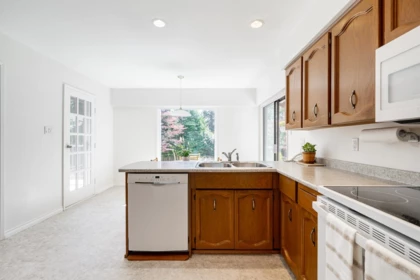 Kitchen Photo of 14586 18 Avenue, Surrey, BC