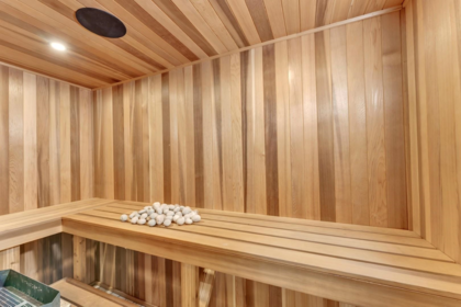 Garage Interior Photo of 15460 Semiahmoo Avenue, White Rock, BC
