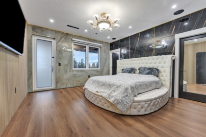 Hot Tub / Spa Photo of 15460 Semiahmoo Avenue, White Rock, BC