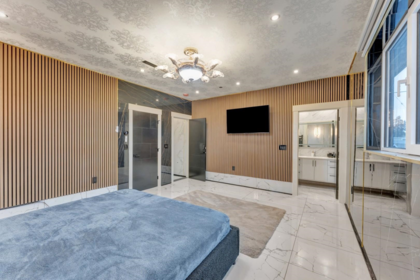 Walk-In Closet Photo of 15460 Semiahmoo Avenue, White Rock, BC