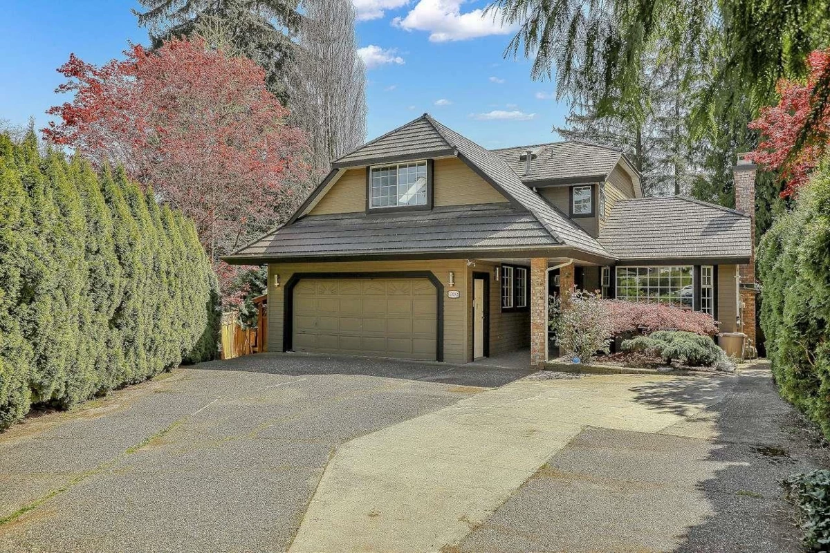 Living Room Photo of 15092 73 Avenue, Surrey, BC