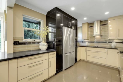 Kitchen Island Photo of 15092 73 Avenue, Surrey, BC