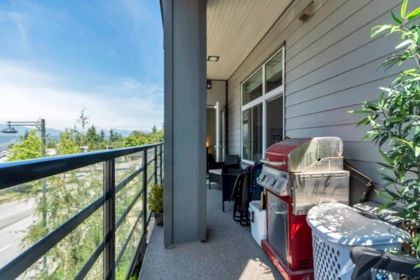 Entry Foyer Photo of 313 11077 Ravine Road, Surrey, BC