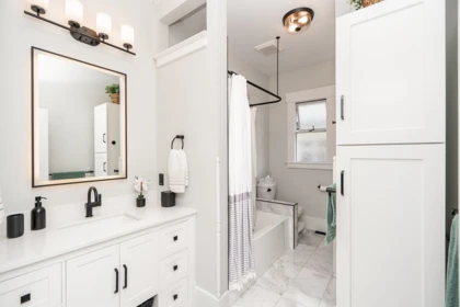 Guest Bathroom Photo of 909 Dublin Street, New Westminster, BC