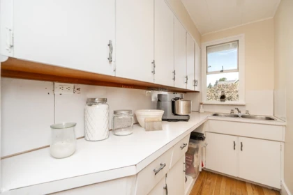 Walk-In Closet Photo of 909 Dublin Street, New Westminster, BC