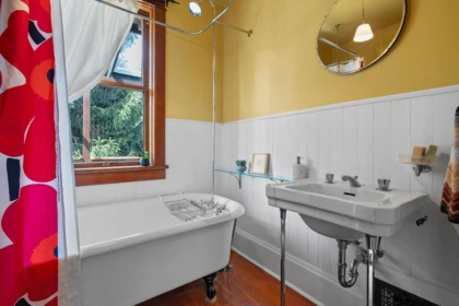 Kitchen Island Photo of 1117 Semlin Drive, Vancouver, BC