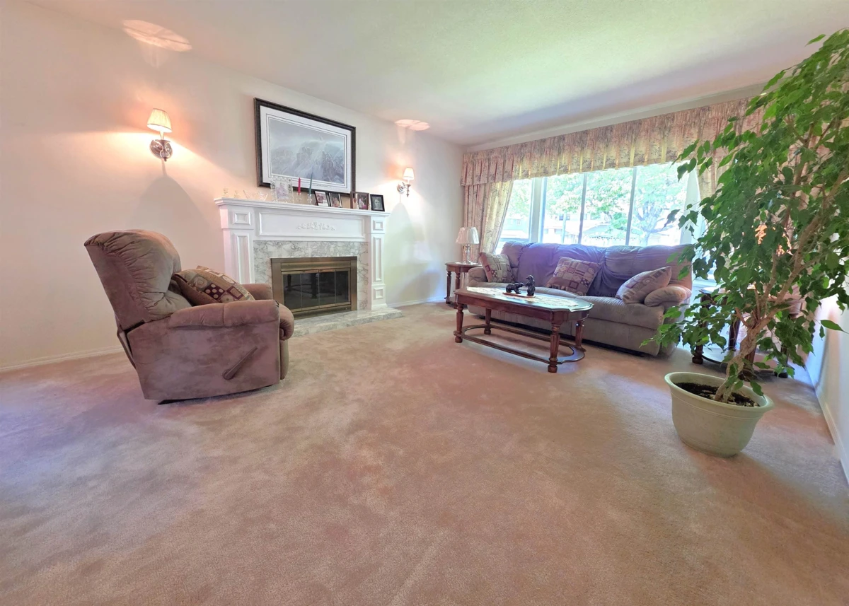 Family Room Photo of 15734 97a Avenue, Surrey, BC