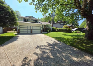 Front Yard Photo of 15734 97a Avenue, Surrey, BC