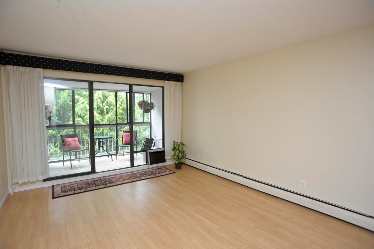 Dining Area Photo of 307 1444 Martin Street, White Rock, BC