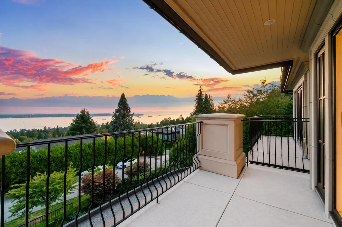 Family Room Photo of 1485 Camelot Road, West Vancouver, BC