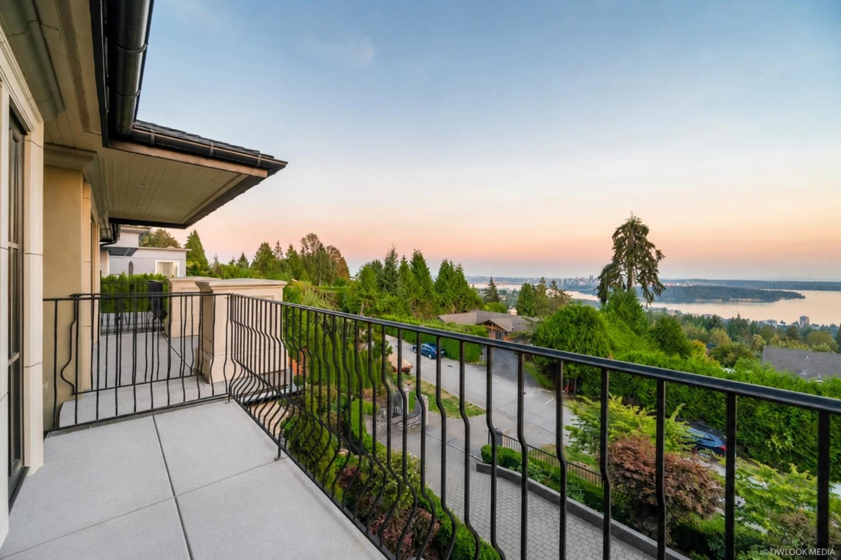 Living Room Photo of 1485 Camelot Road, West Vancouver, BC