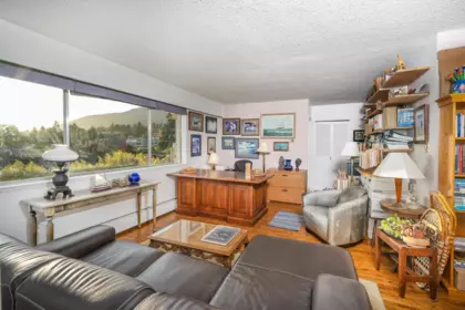 Kitchen Island Photo of 301 150 24th Street, West Vancouver, BC