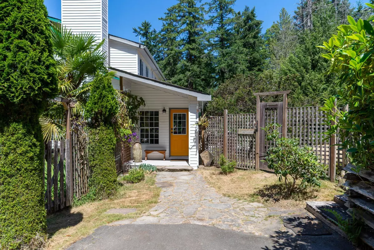 Dining Area Photo of 504 Bayview Drive, Mayne Island, BC