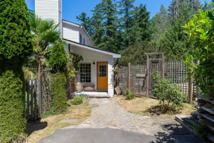 504 Bayview Drive, Mayne Island, BC, Mayne Island — Single Family Residence for sale