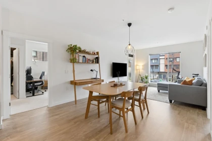 211 625 E 3rd Street, North Vancouver, BC, North vancouver — Apartment/Condo for sale