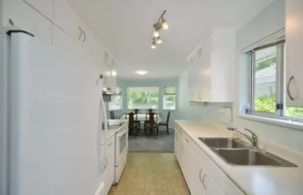 Kitchen Island Photo of 4 783 Reed Road, Gibsons, BC