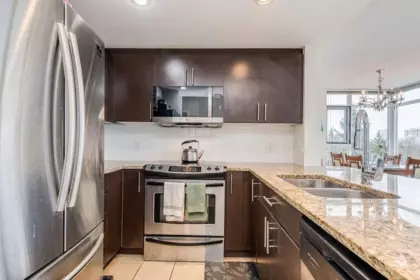 806 575 Delestre Avenue, Coquitlam, BC, Coquitlam — Apartment/Condo for sale