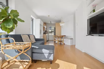 Kitchen Island Photo of 902 2965 Fir Street, Vancouver, BC