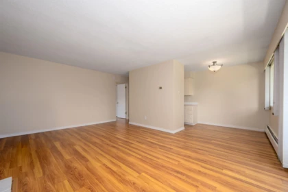 Kitchen Photo of 302 1345 Chesterfield Avenue, North Vancouver, BC