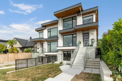 220 E 22nd Street, North Vancouver, BC, North vancouver — Half Duplex for sale