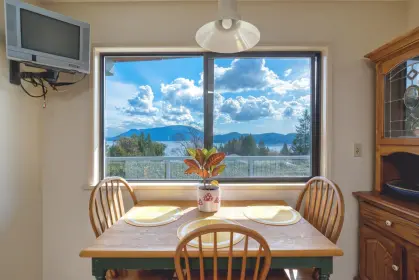 83 Chadwick Road, Gibsons, BC, Gibsons — Single Family Residence for sale