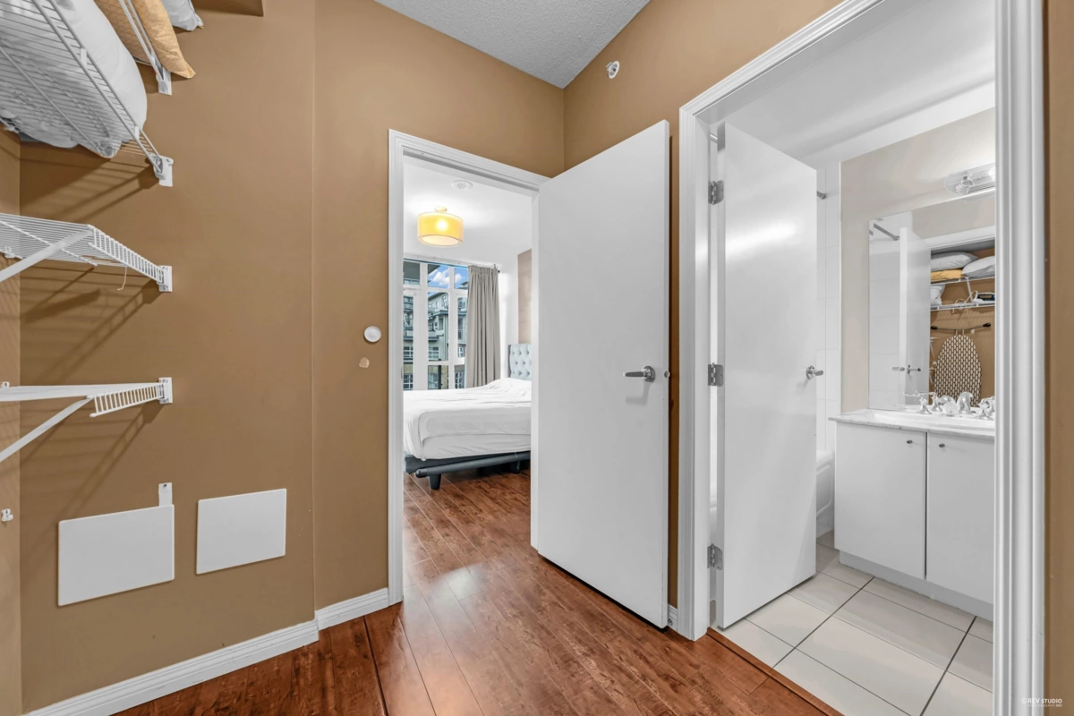 Mudroom Photo of 409 100 E Esplanade Street, North Vancouver, BC