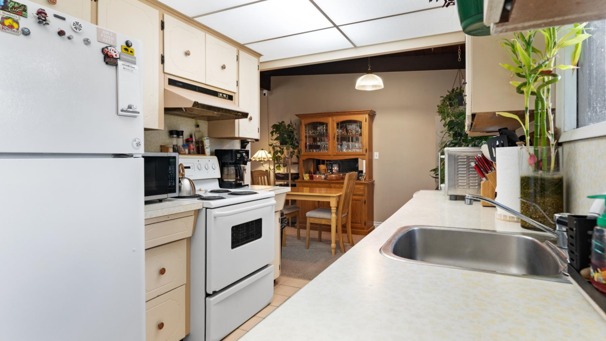 Walk-In Closet Photo of 2187 Central Avenue, Port Coquitlam, BC