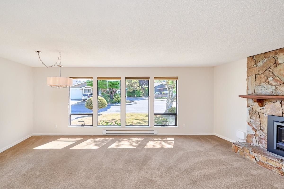 Living Room Photo of 11371 Frigate Court, Richmond, BC