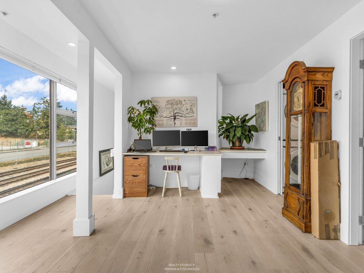 Basement Recreation Room Photo of 141 Alexander Street, Vancouver, BC